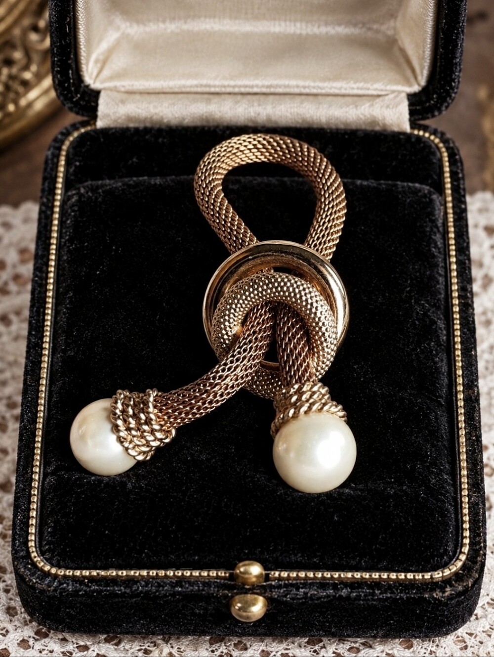 Twisted Mesh Knot and Faux Dual Pearl Gold Tone Vintage Brooch